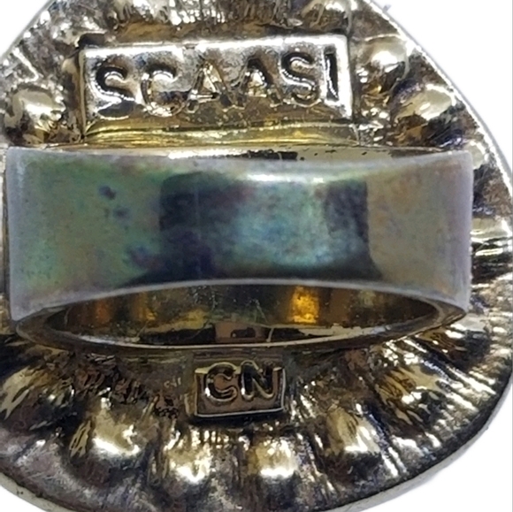 ARNOLD SCAASI DESIGNER VINTAGE GOLDTONE, FAUX PEARL & RHINESTONE FASHION RING - Picture 8 of 8